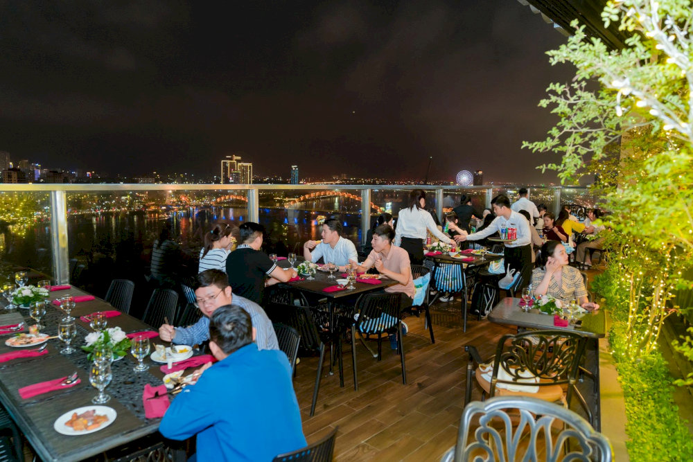 Enjoy a stylish evening while admiring the breathtaking view of Danang’s skyline at Brilliant Top Bar